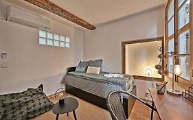 La Bulle - Parking Gratuit En Souterrain - 2 Mins Du Palais Des Papes - Clim Ac - Wifi